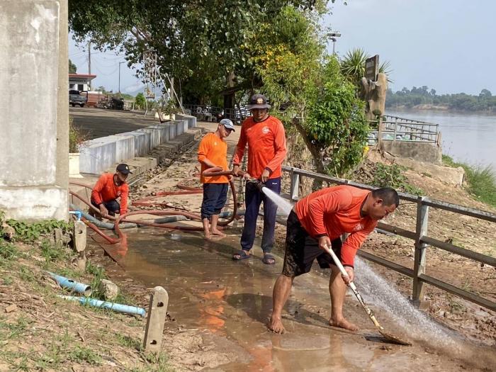 ล้างถนนริมโขงหลังตลาดสดจากเหตุอุทกภัย