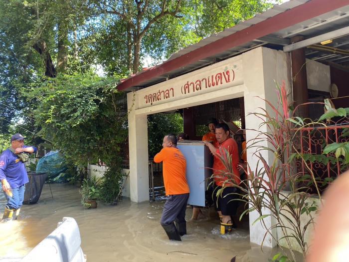 ขนย้ายทรัพย์สินน้ำท่วมที่วัดแก่งศิลา